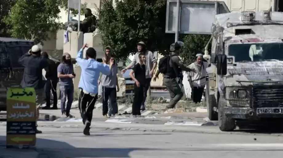 المستوطنون يواصلون اعتداءاتهم وأصابة فلسطيني بعملية دهس شرقي رام الله