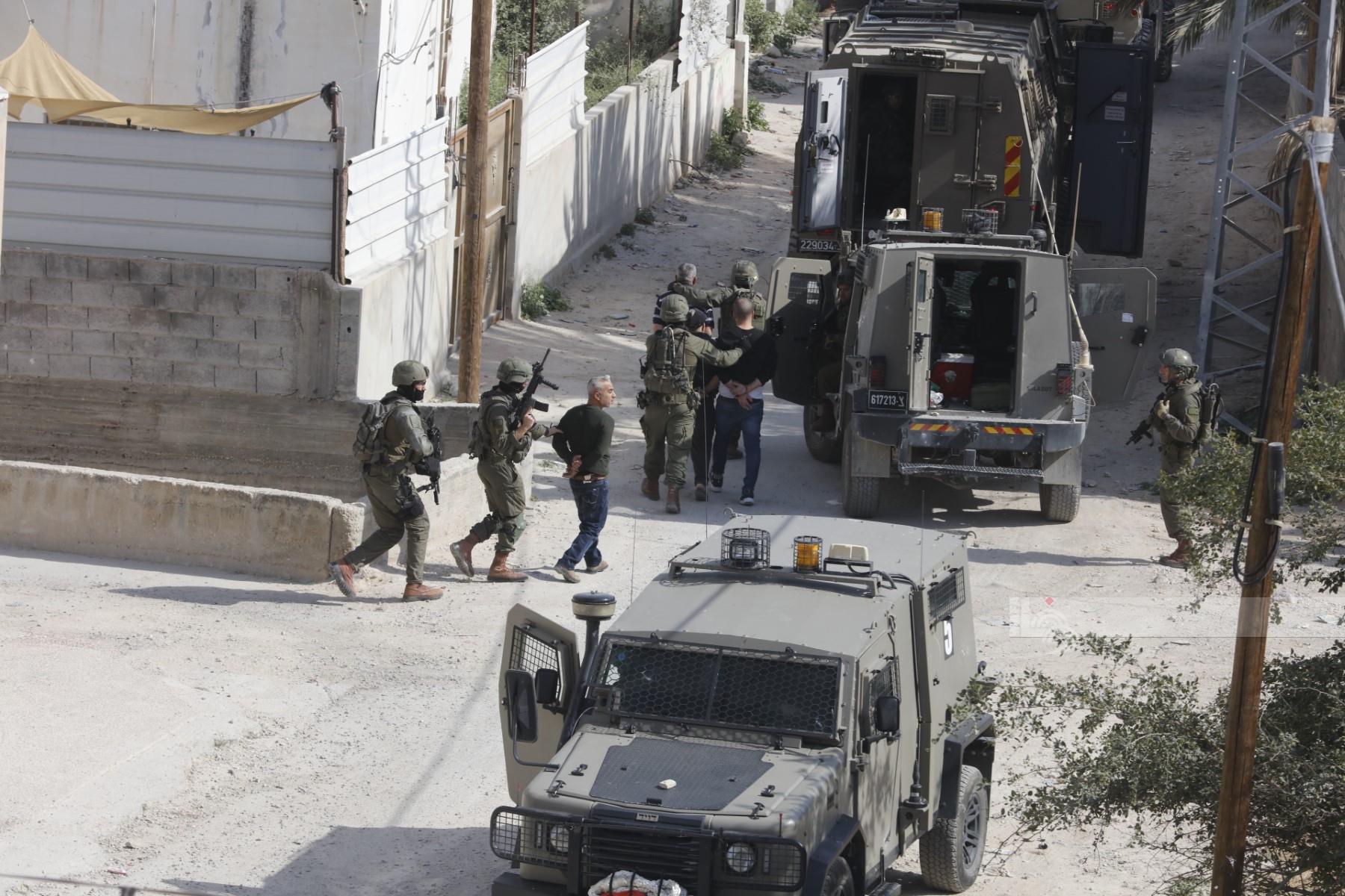 العدو الإسرائيلي يعتقل 30 مواطنا فلسطينيا من عدة مناطق بالضفة
