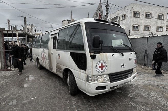 وصول 60 أسيراً محرراً إلى قطاع غزة بعد الإفراج عنهم من سجن “عوفر” الصهيوني