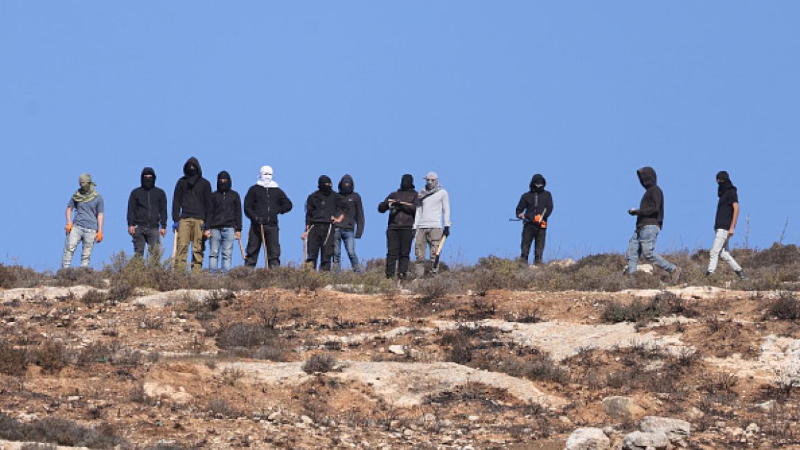 العدو الإسرائيلي يستهدف تجمعا بدويا في المغير ويعتقل ثلاثة متضامنين أجانب ..ومستوطنون يعطلون مدرسة بالأغوار الشمالية