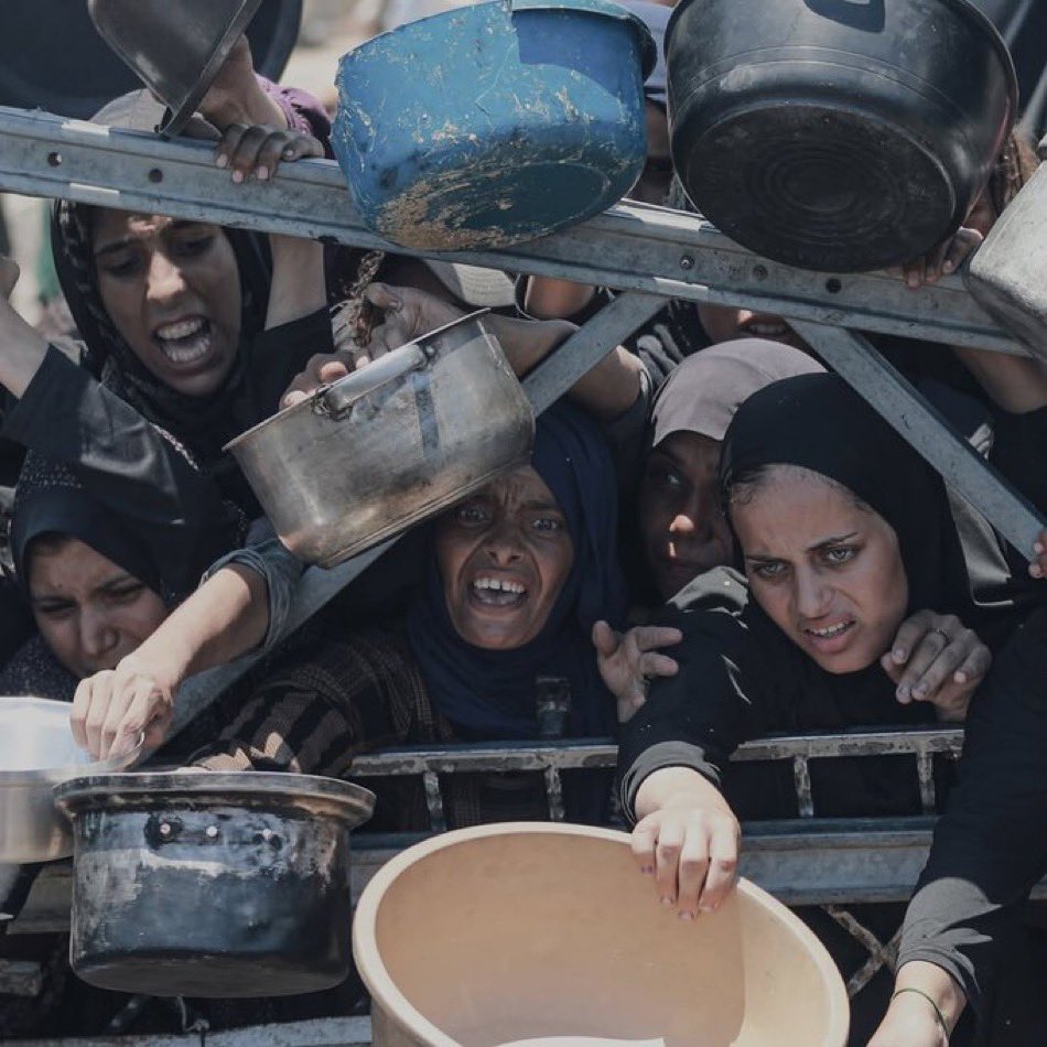 أطفال غزة تأكُـلُ التراب.. ومليارا مسلم يكتفون بالمشاهدة! أطفال غزة تأكُـلُ التراب.. ومليارا مسلم يكتفون بالمشاهدة!