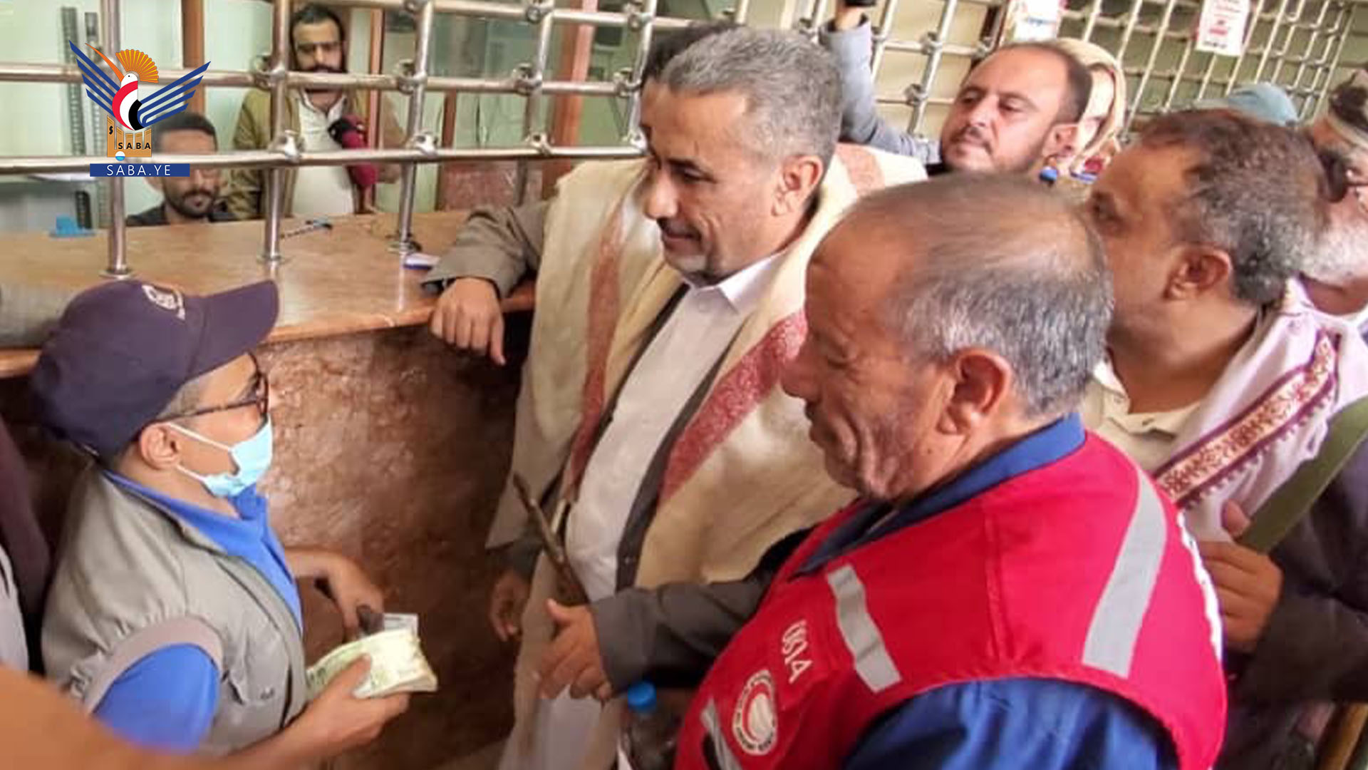 توزيع مساعدات نقدية للأسر الأشد احتياجا في المحويت 