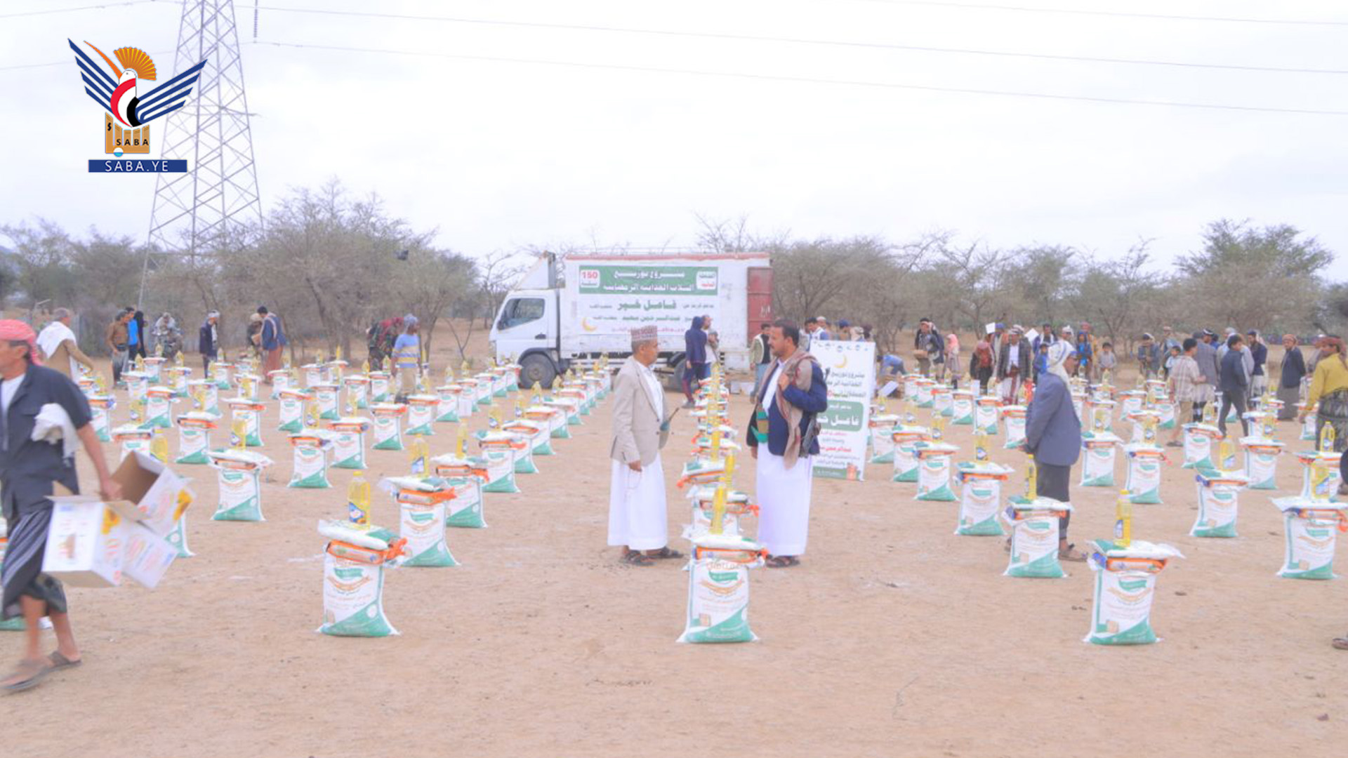 تعز.. تدشين توزيع 170 سلة غذائية رمضانية للأسر المتضررة بعزلة الجندية العليا