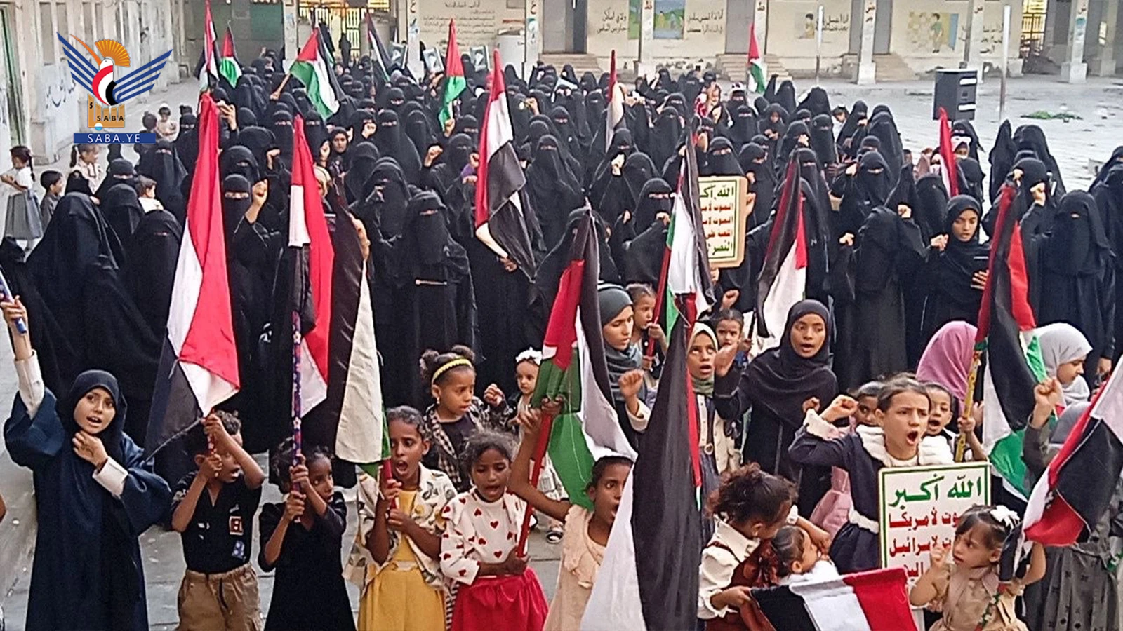 وقفة نسائية بالحديدة باليوم الوطني للصمود والتضامن مع الشعبين الإيراني واللبناني