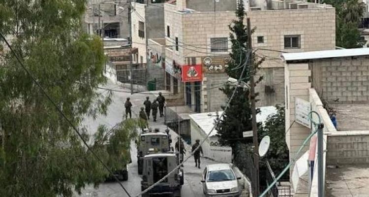 العدو الاسرائيلي يستولي على نُسخ جريدة ويقتحم عدد من المناطق في الضفة
