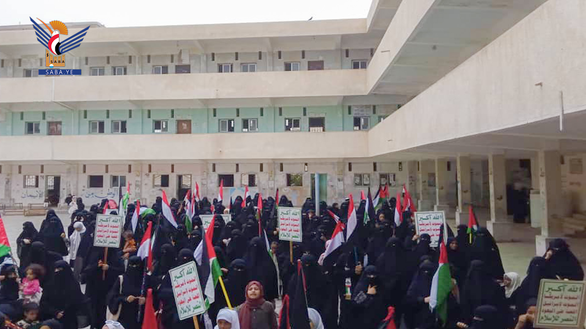 وقفة نسائية بالحديدة دعماً لغزة ورفضاً للتطبيع والخيانة