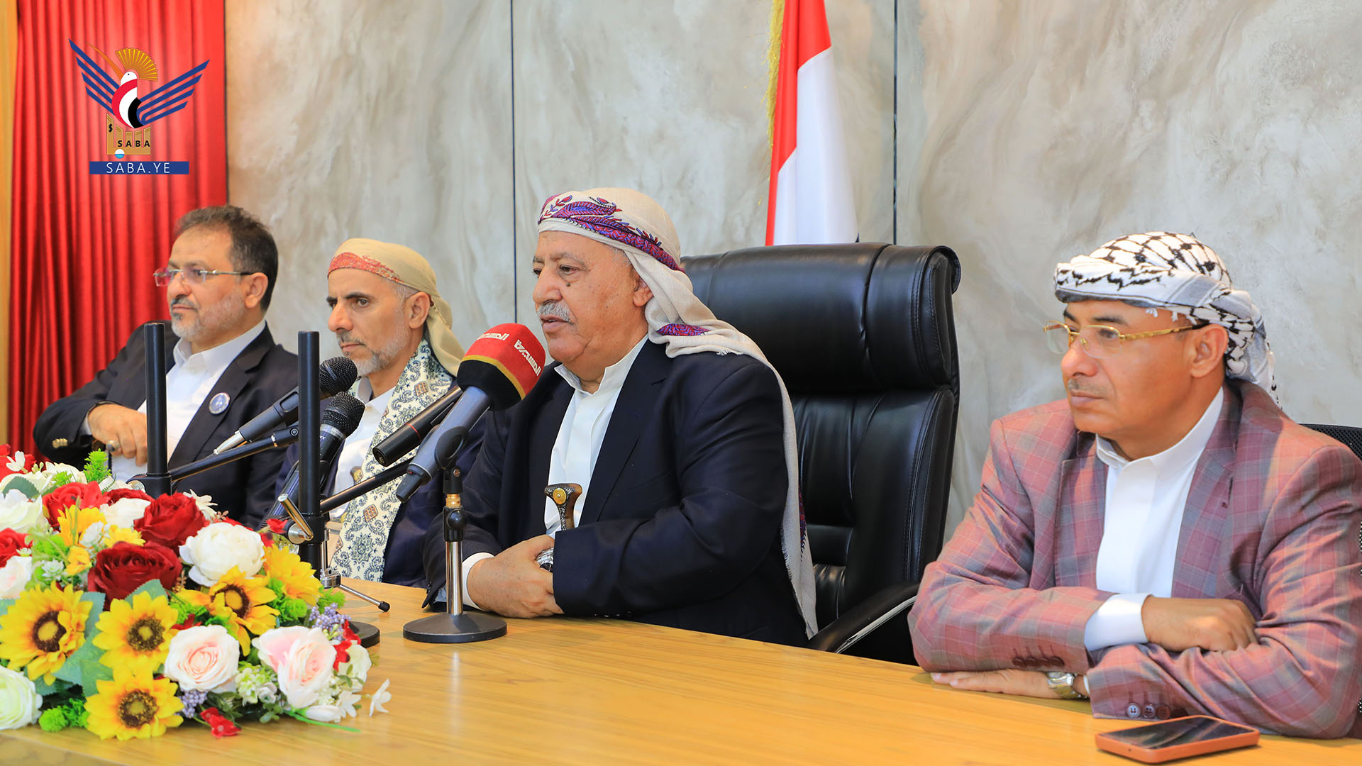 رئيس مجلس النواب يمنح الشهداء القادة الرهوي وأعضاء الحكومة والغماري درع المجلس