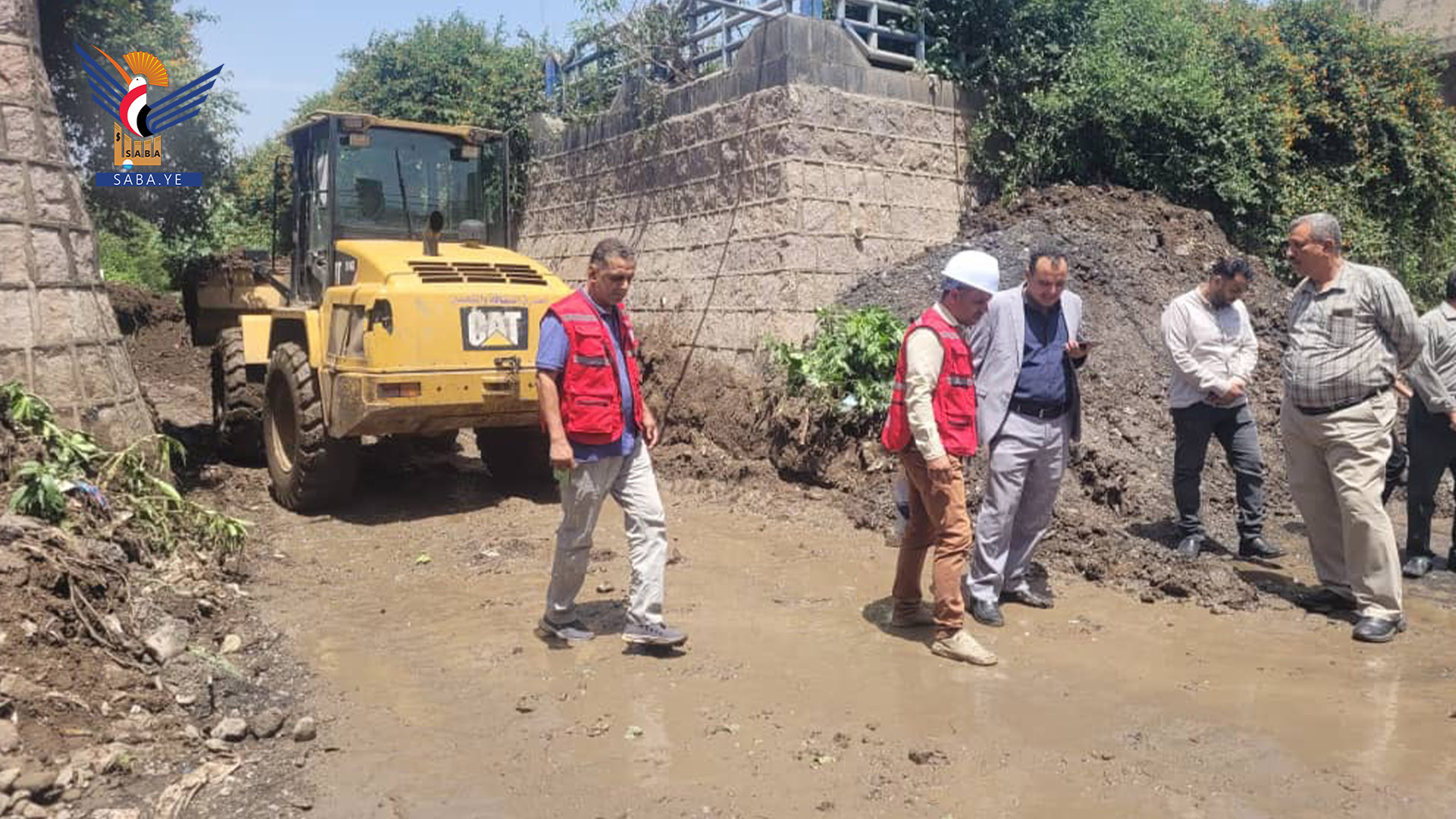 تدشين تنظيف العبارات ومخلفات السيول بمدينة إب