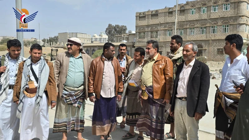 محافظ البيضاء يطلع على سير العمل في مشروع الرصف الحجري 