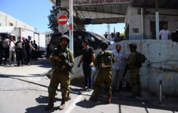 العدو الإسرائيلي يقتحم قرية بجنين وينصب حاجزا عسكريا شرق رام الله