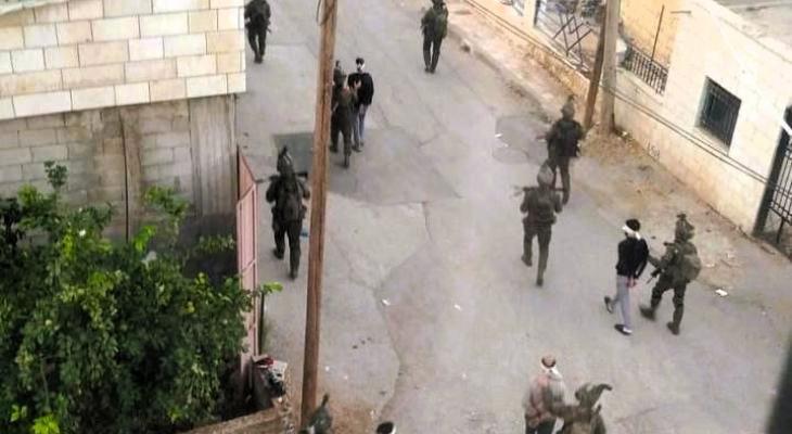 العدو الاسرائيلي يشن حملة مداهمات واعتقالات واسعة في الضفة الغربية