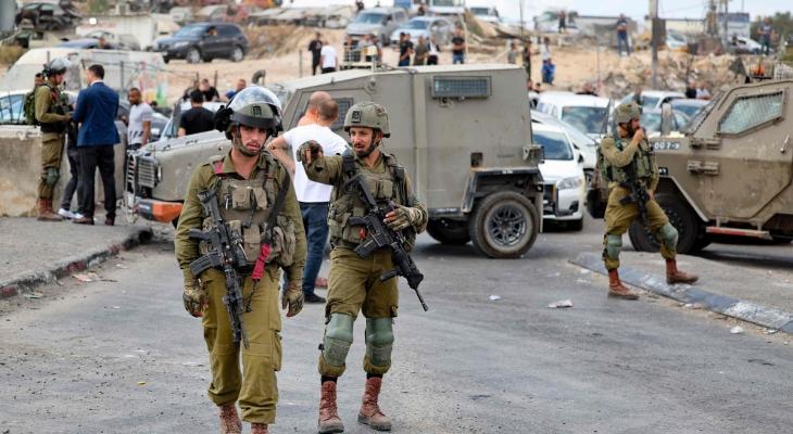 قوات العدو الإسرائيلي تغلق حاجز شعفاط شمال القدس