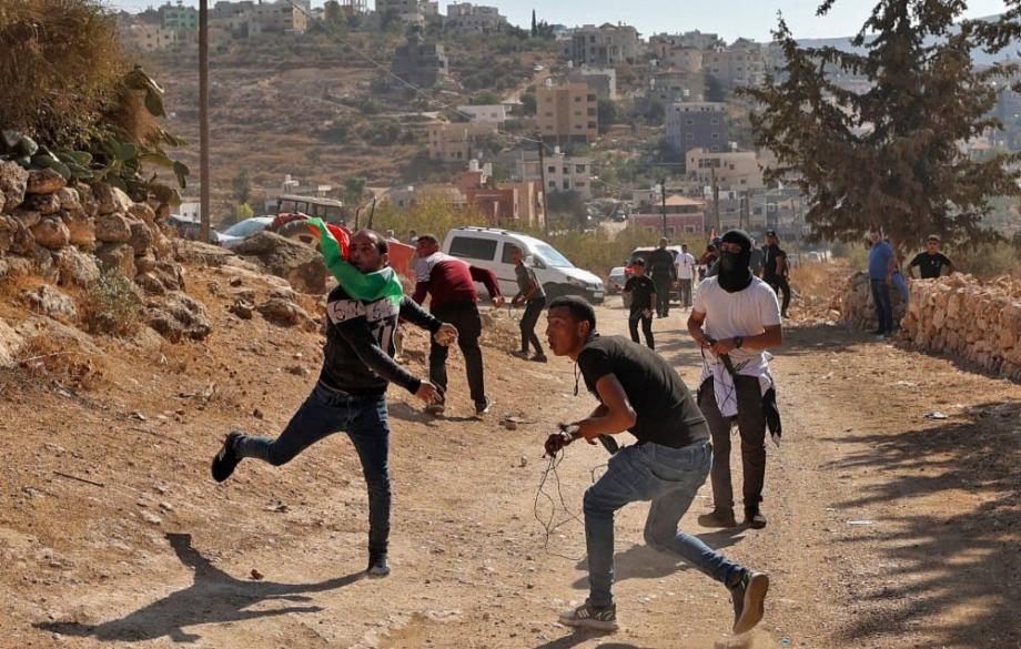 اندلاع مواجهات بين الفلسطينيين و العدو الصهيوني في مدينة البيرة 