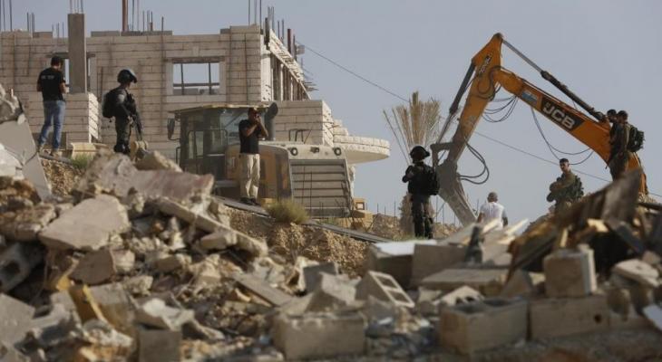 العدو الصهيوني يهدم منزلا ويجرف أراض ويدمر خطوط مياه في الخليل ونابلس و طوباس