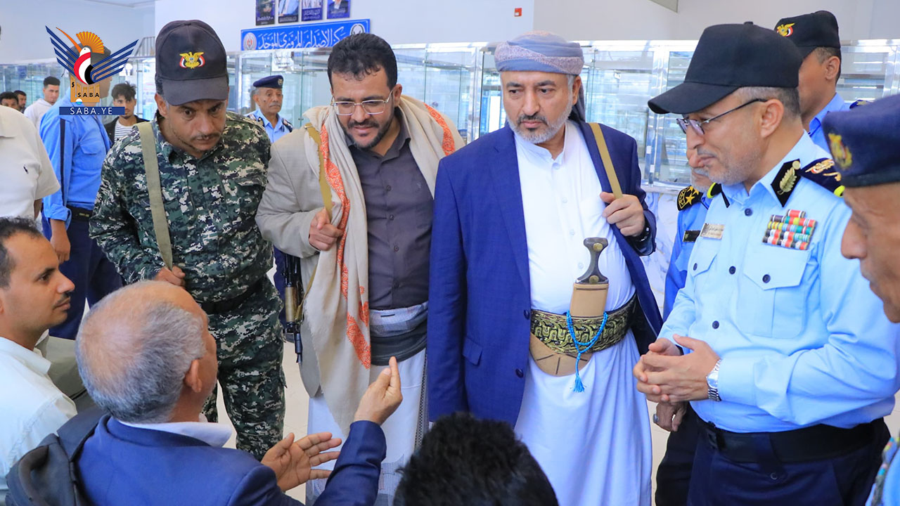 وزير الداخلية يتفقد الأداء في مركز الإصدار المروري الموحّد  