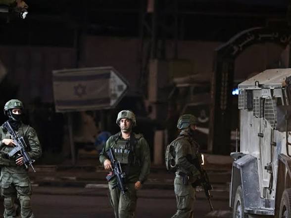 قوات العدو الإسرائيلي تقتحم عدة مناطق في الضفة الغربية وتعتدي على الفلسطينيين