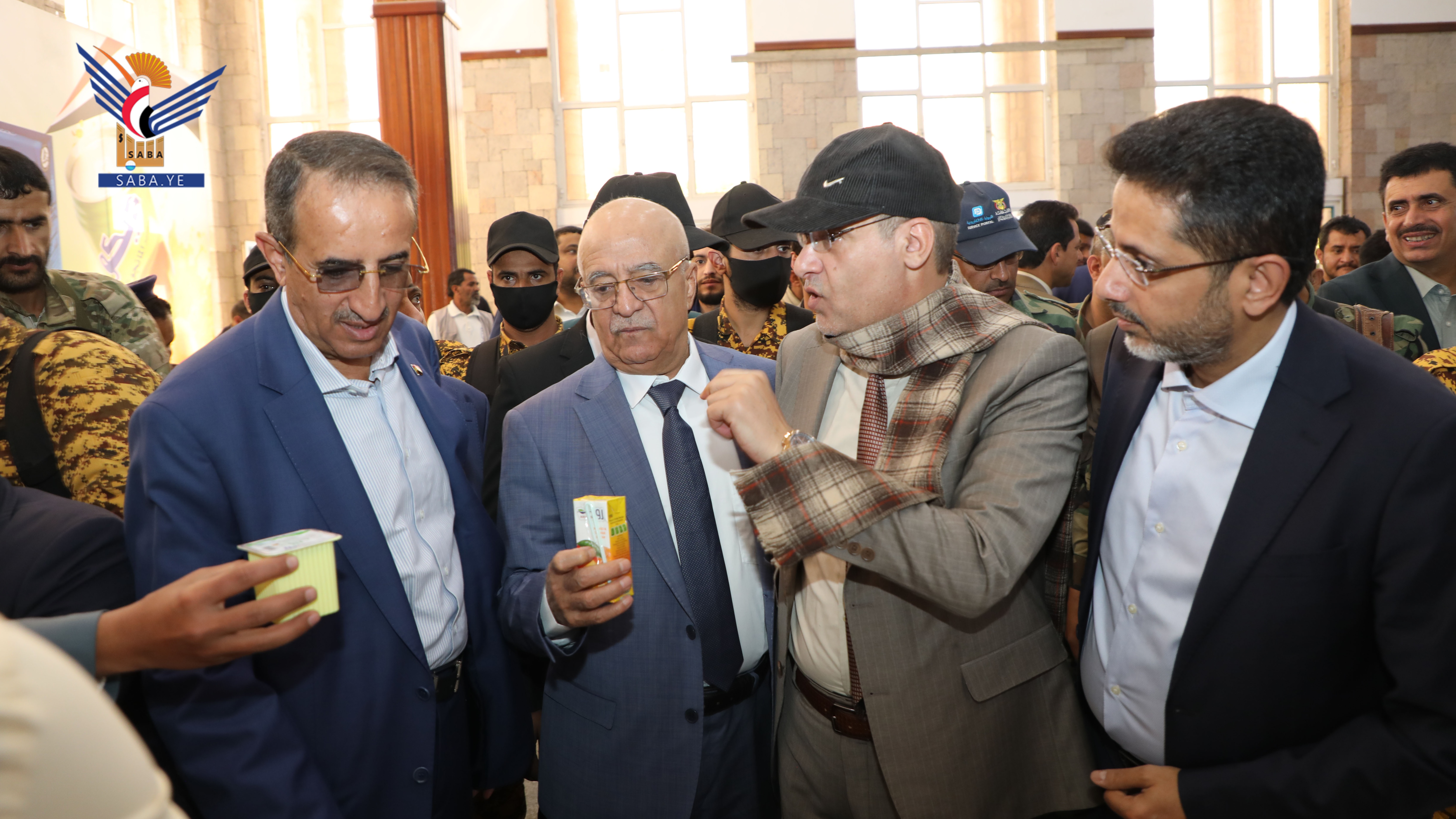 رئيس مجلس الوزراء يطلع على معرض منتجات الألبان والعصائر من الخام المحلي