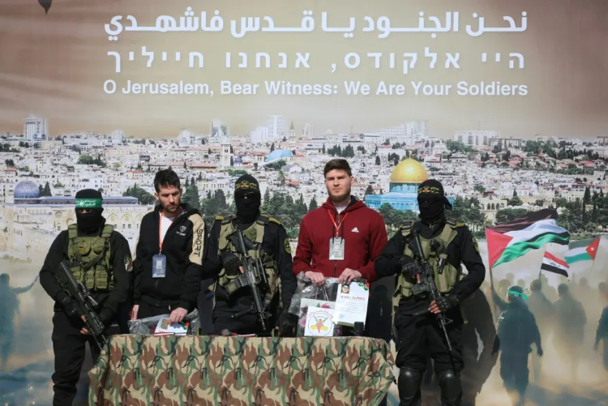 العدو الصهيوني يفرج عن 369 أسيرًا فلسطينيًا ضمن الدفعة السادسة من تبادل الأسرى