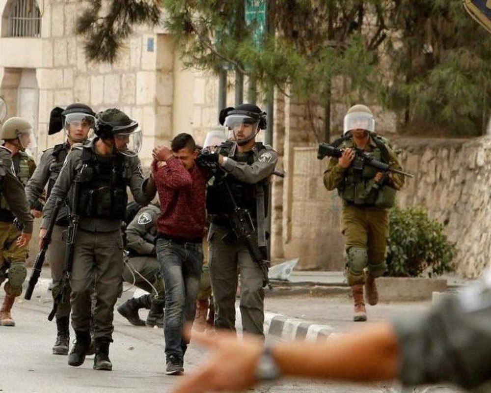 العدو الإسرائيلي يعتقل 22 فلسطينيا بالضفة والقدس بينهم سيدتان
