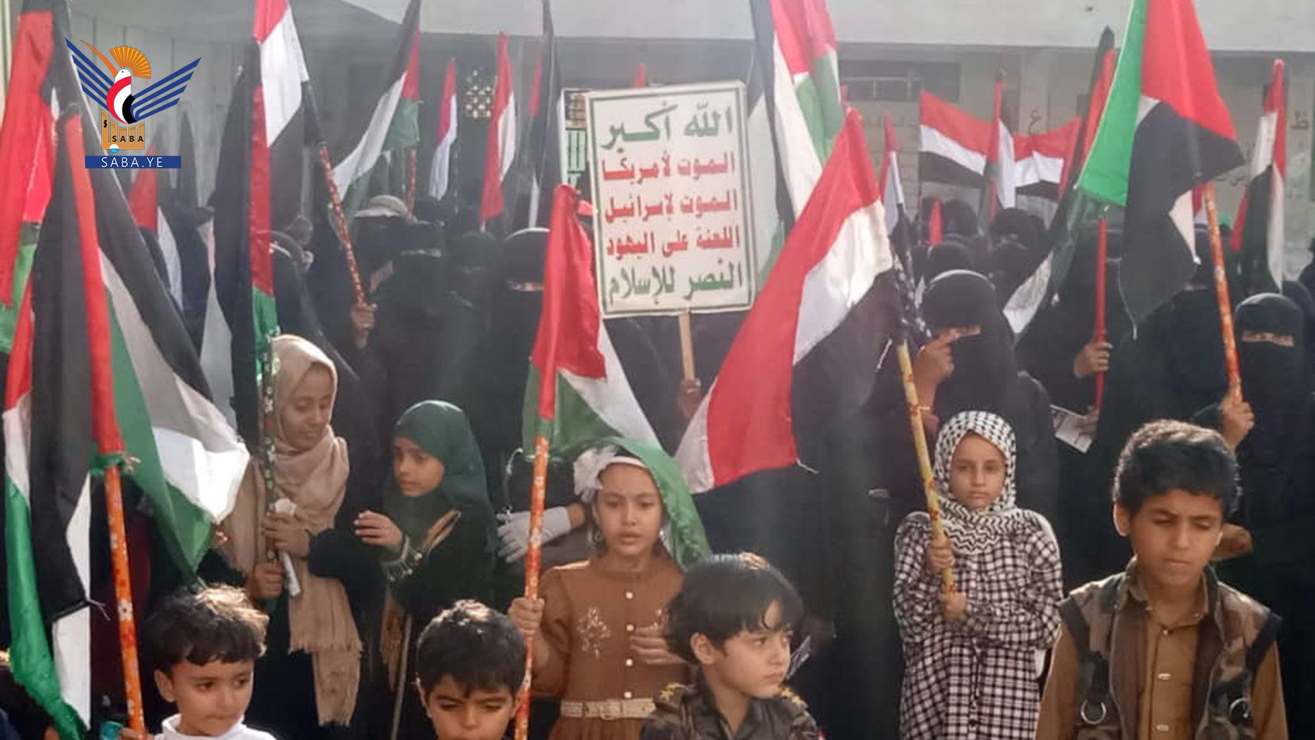 وقفة نسائية بمدينة الحديدة دعماً لغزة وتنديدًا بالعدوان الأمريكي الصهيوني