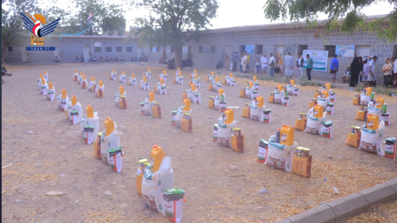 تدشين توزيع 750 سلة غذائية للأسر الفقيرة بمديرية باجل في الحديدة