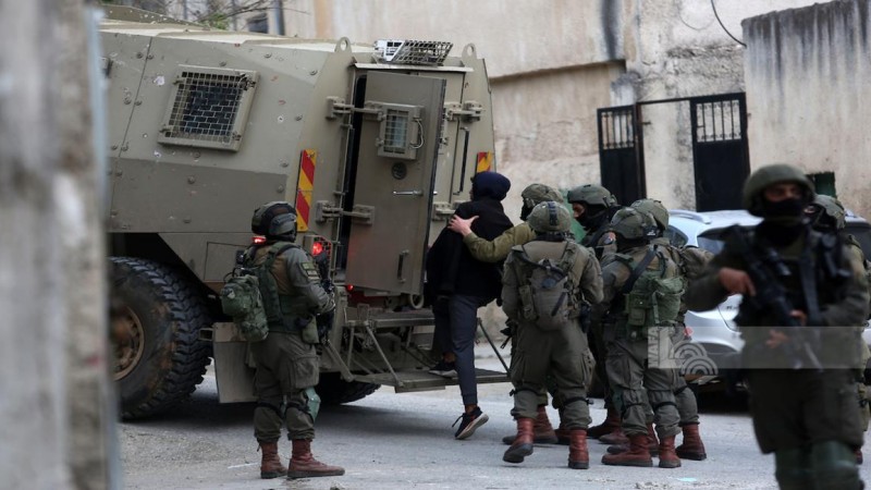 العدو الإسرائيلي يعتقل 15 فلسطينياً من الخليل وينصب حواجز عسكرية على مداخلها