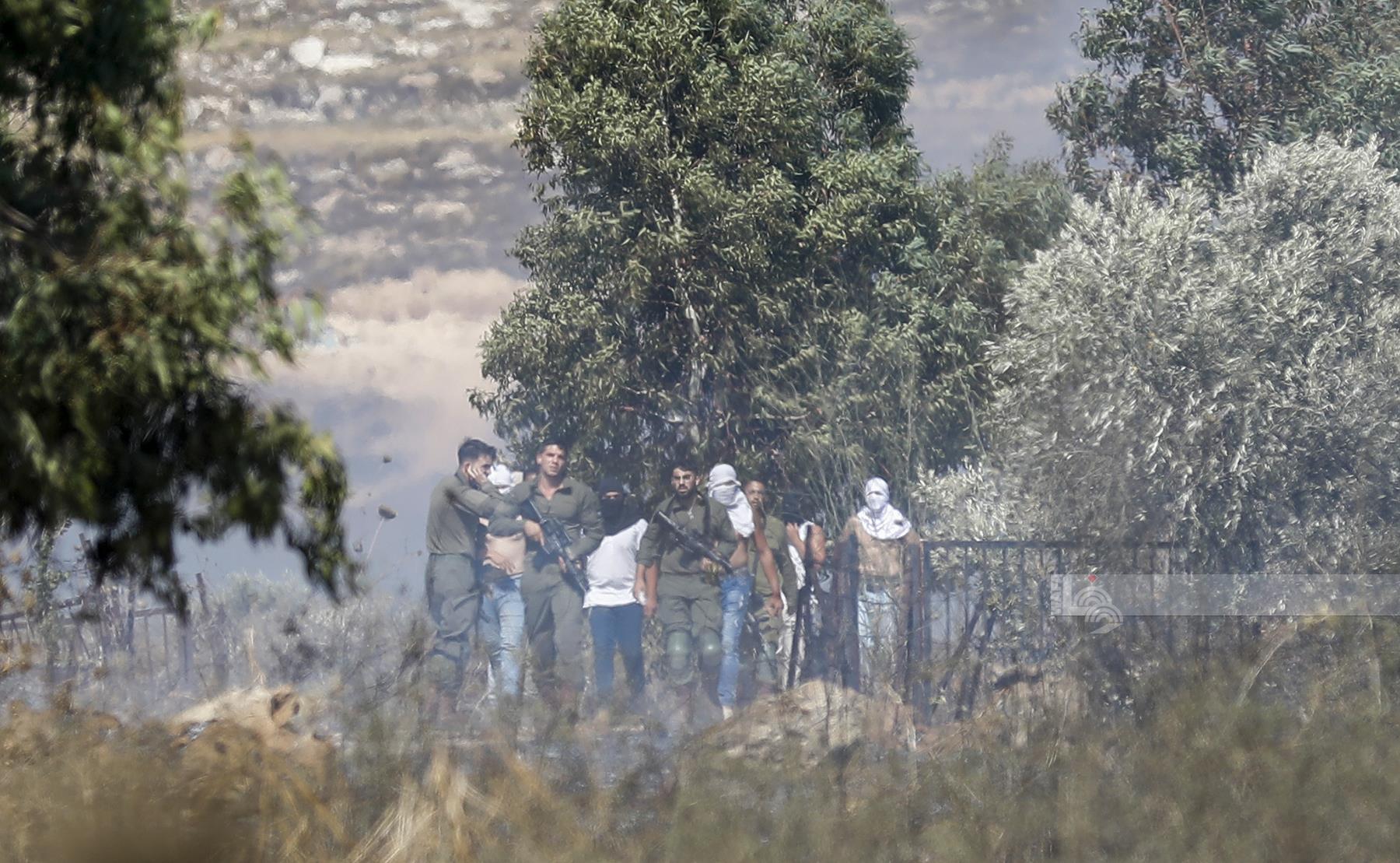 إصابة طفل ومسن وشاب فلسطينيين في اعتداءات قوات العدو الإسرائيلي ومستوطنيه