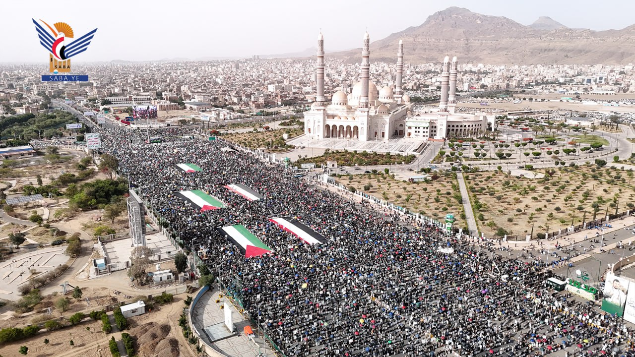 طوفان بشري بالعاصمة صنعاء في مسيرة "ثباتاً مع غزة.. سنصعد في مواجهة جريمة الإبادة والتجويع"