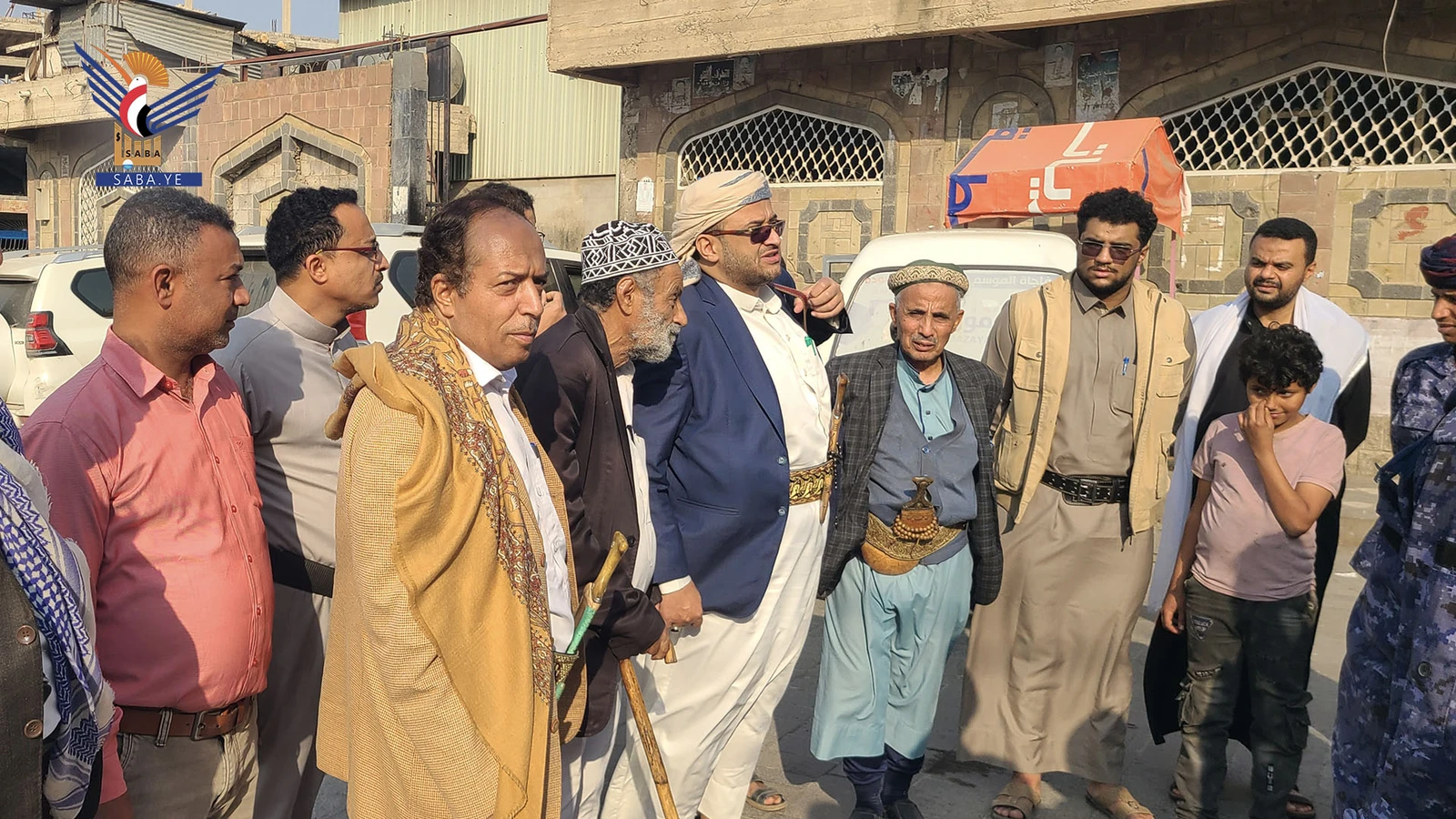 تعز .. المساوى يطلّع على حركة سير وتنقل المواطنين في جولة القصر