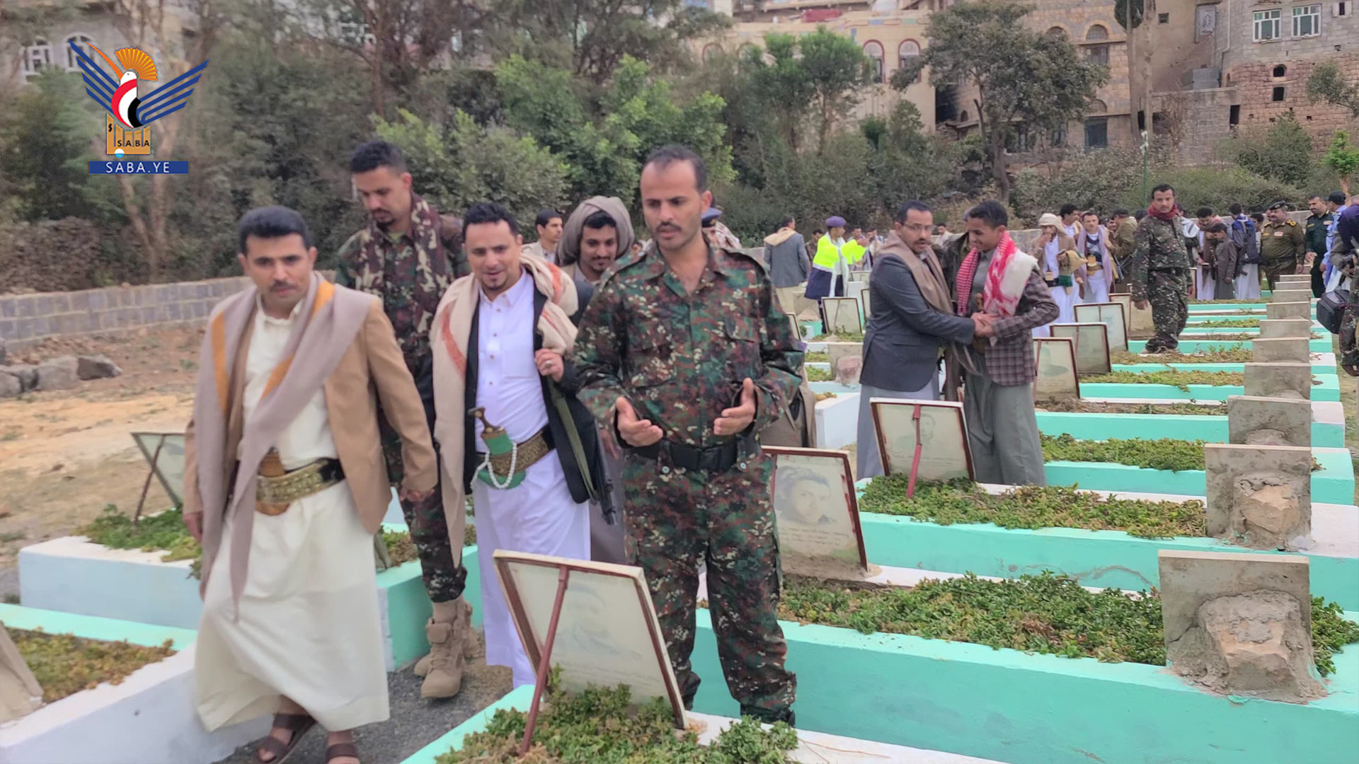 زيارة روضة الشهداء بمدينة المحويت بمناسبة عيد الفطر