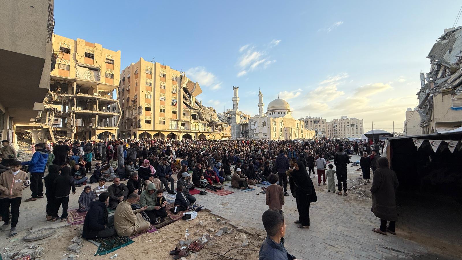 فلسطينيو غزة يؤدون صلاة العيد في الساحات وبين أنقاض المساجد التي دمرها العدو الإسرائيلي