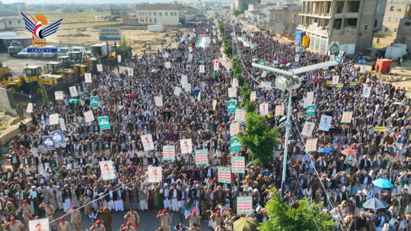 مسيرات حاشدة بعمران في 131 ساحة تتويجاً لعامين من العطاء ووفاء لدماء الشهداء مسيرات حاشدة بعمران في 131 ساحة تتويجاً لعامين من العطاء ووفاء لدماء الشهداء