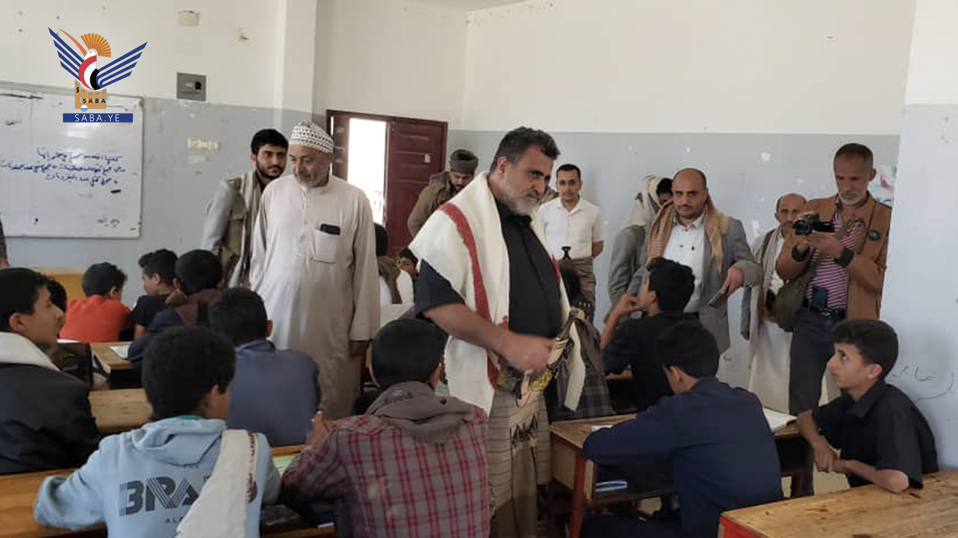 محافظ البيضاء يتفقد أنشطة الدورات الصيفية في عدد من مدارس المدينة 