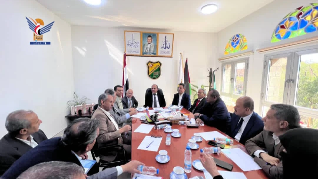 رئيس جامعة صنعاء يناقش مع لجنة الرصانة بالمراكز البحثية سبل تجويد الرسائل العلمية