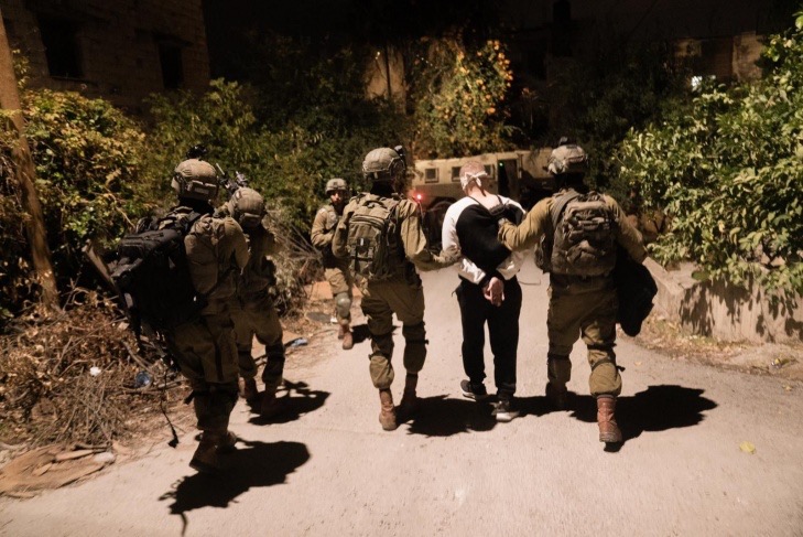 قوات العدو الإسرائيلي تعتقل ثلاثة فلسطينيين من الخليل وتقتحم بلدتين جنوب بيت لحم