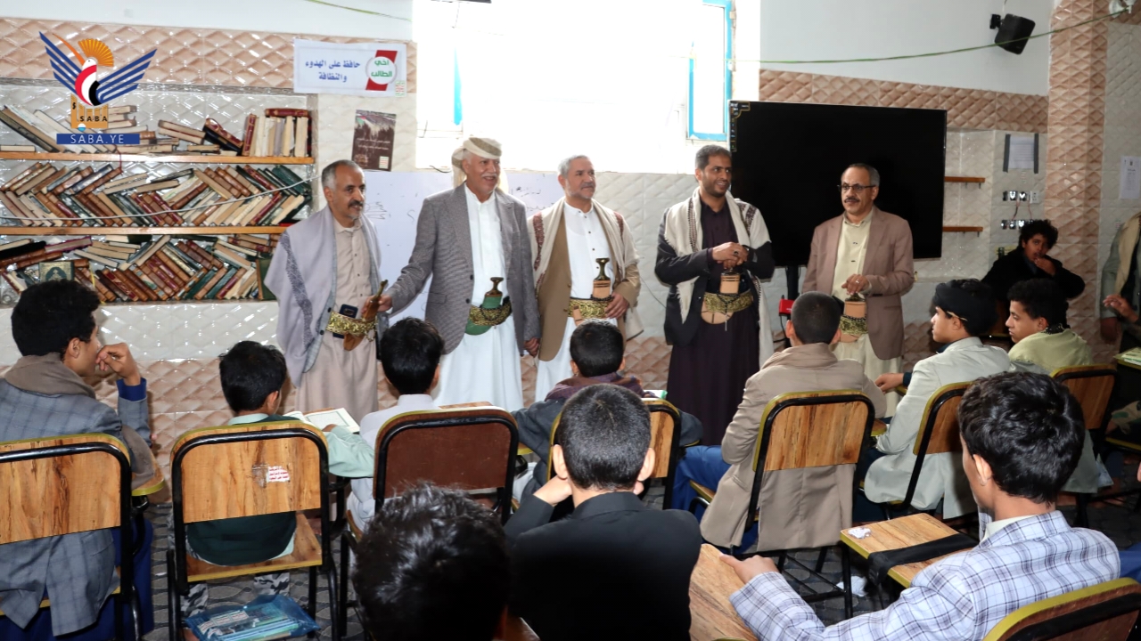 وزير الشباب ومحافظ إب يتفقدان أنشطة الدورات الصيفية بمديرية الظهار