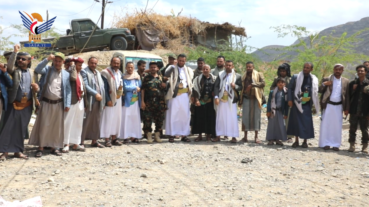  قيادات مديرية بعدان ومكتبي الموارد المائية والمالية بإب يزورون المرابطين بجبهة مقبنة