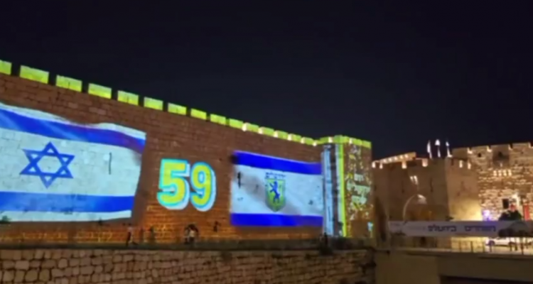  العدو الصهيوني يضيء أسوار القدس بشعارات تهويدية تزامناً مع "يوم توحيدها" المزعوم