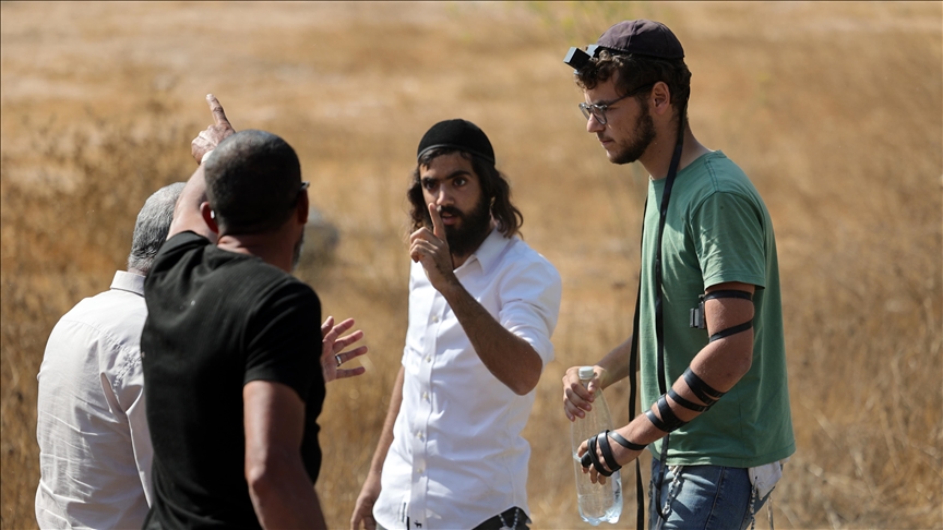 جيش العدو الإسرائيلي يتبادل مع المستوطنين أدوار الاعتداءات على الفلسطينيين