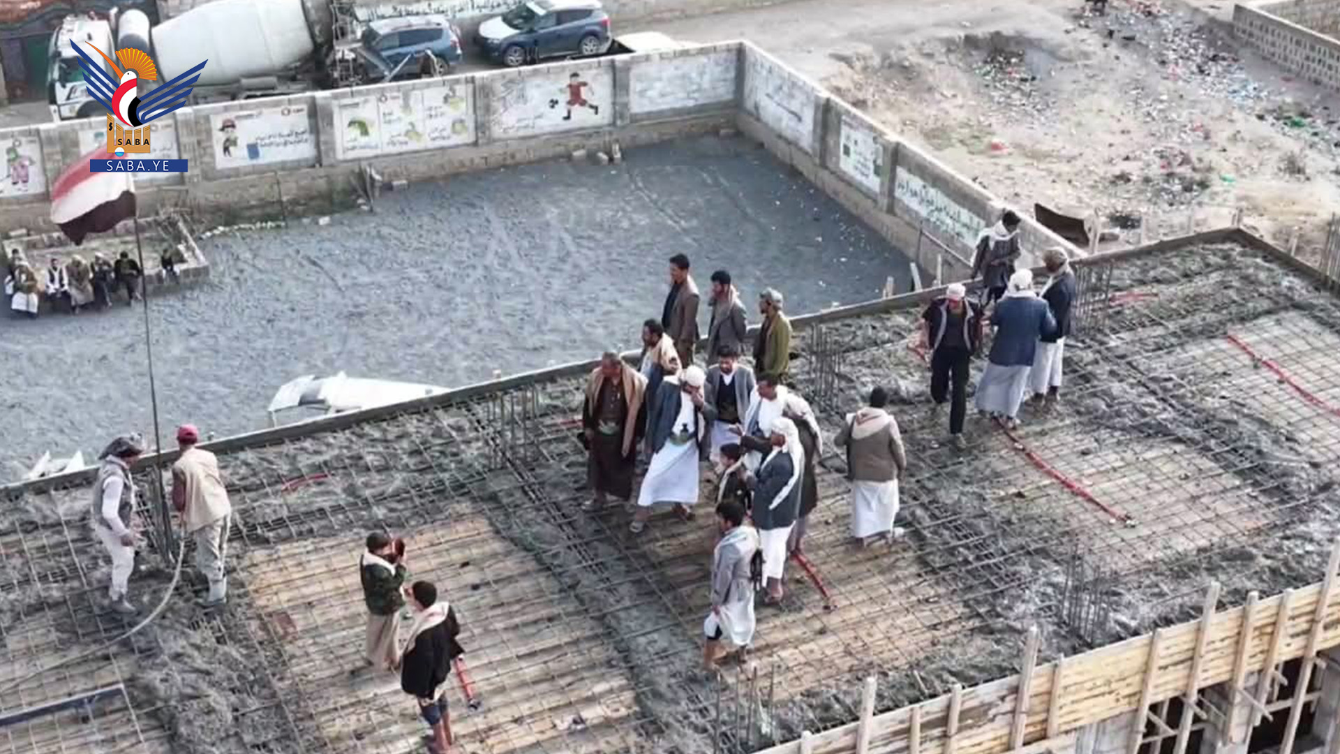 محافظ عمران يتفقد مشروع بناء ثلاثة فصول ومختبر مدرسي في مدرسة الشهاري