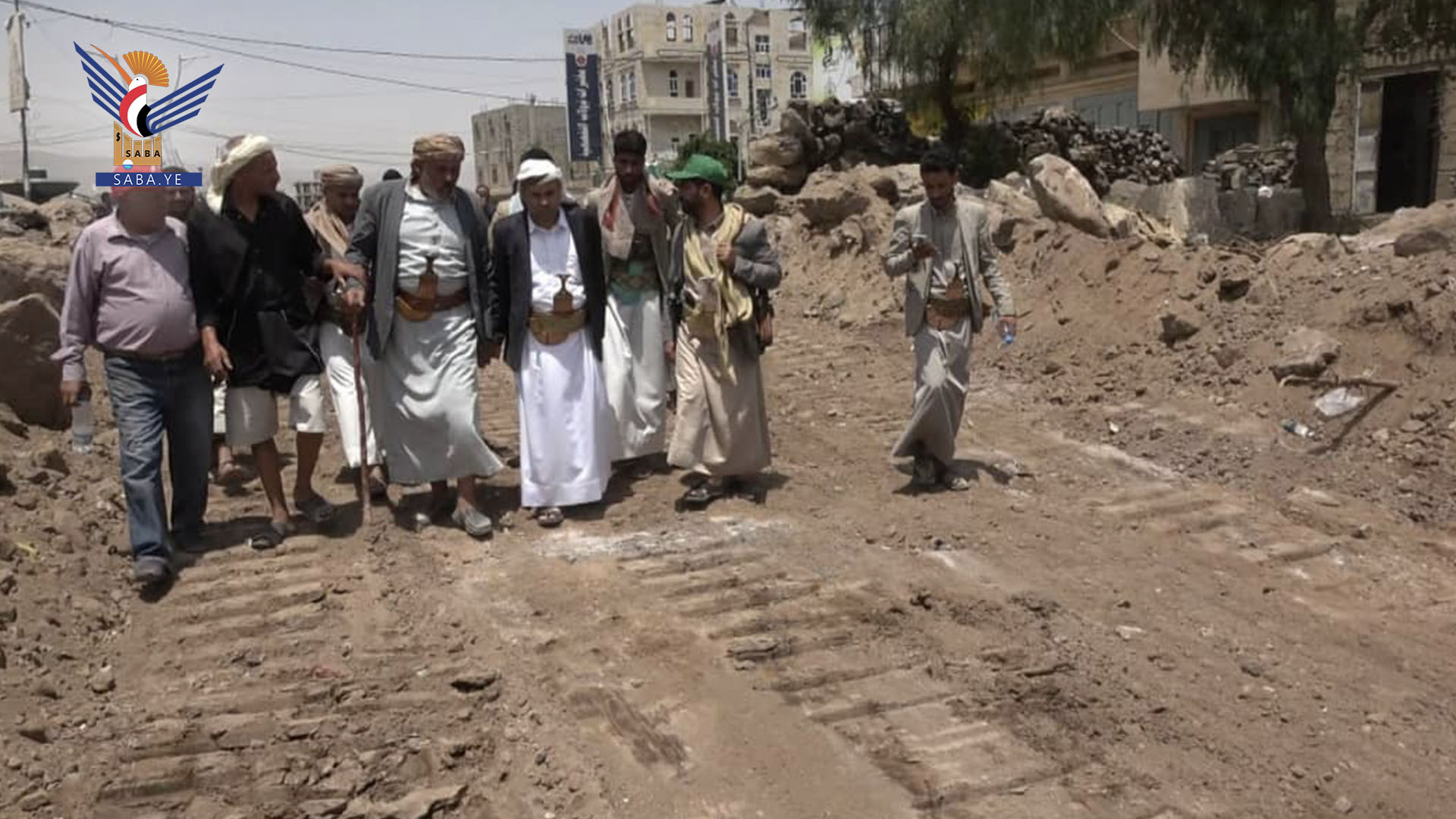 محافظ عمران يتفقد سير العمل في شق شارع وحدة الجوار 41 - 81