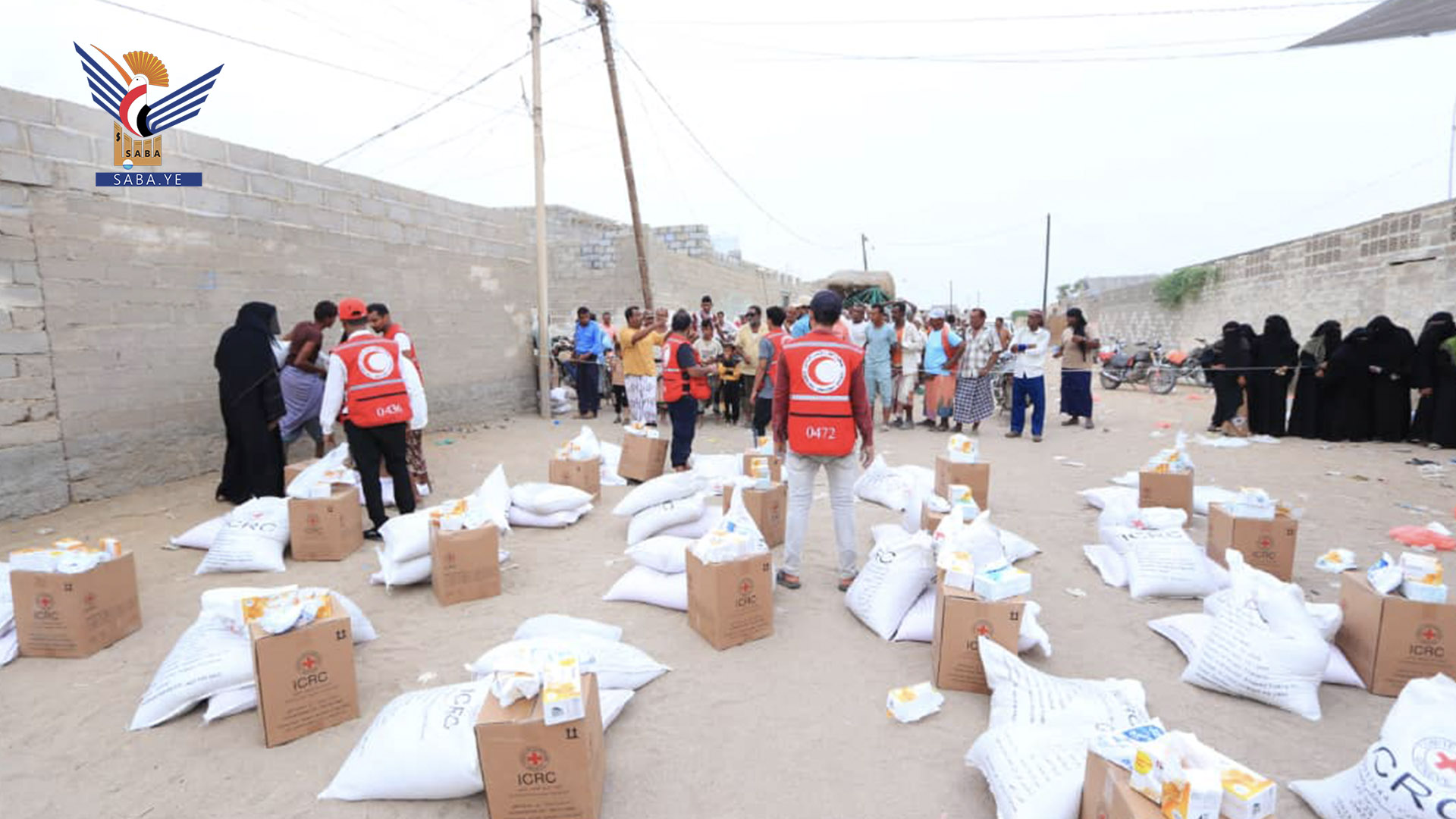 تدشين مشروع توزيع ألف و200 سلة غذائية للأسر المتضررة في الصليف بالحديدة