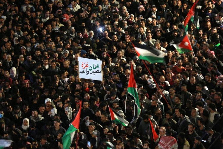 آلاف المتظاهرين يتجمعون في محيط سفارة العدو الصهيوني في الأردن لليوم السادس
