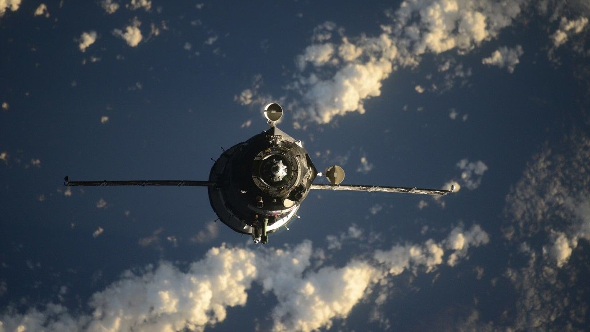 مركبة فضاء روسية تهبط في كازاخستان وعلى متنها رائدا فضاء روسيان وآخر أمريكي مركبة فضاء روسية تهبط في كازاخستان وعلى متنها رائدا فضاء روسيان وآخر أمريكي