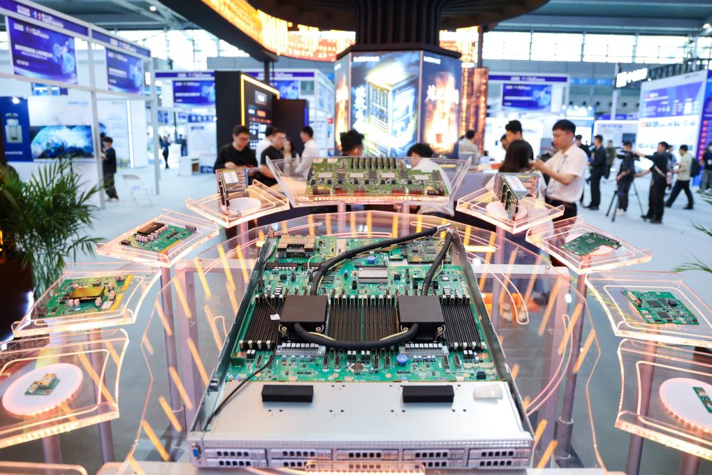 قطاع تصنيع المعلومات الإلكترونية في الصين يسجل نموا مطردا خلال يناير - سبتمبر 2025