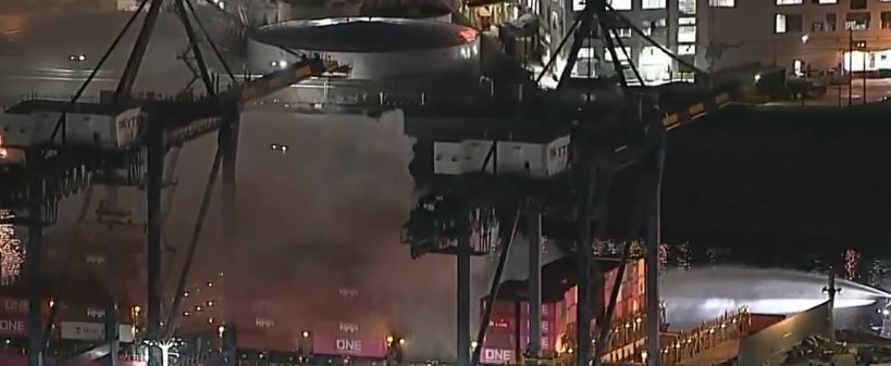 إجلاء طاقم سفينة مشتعلة بميناء أمريكي في أعقاب انفجار مروع