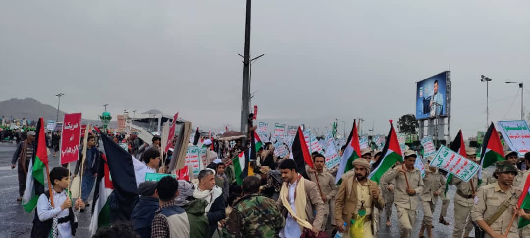 توافد جماهيري كبير إلى ميدان السبعين للمشاركة بمسيرة "ثابتون مع غزة.. وسنتصدى لأمريكا ومن تورط معها"