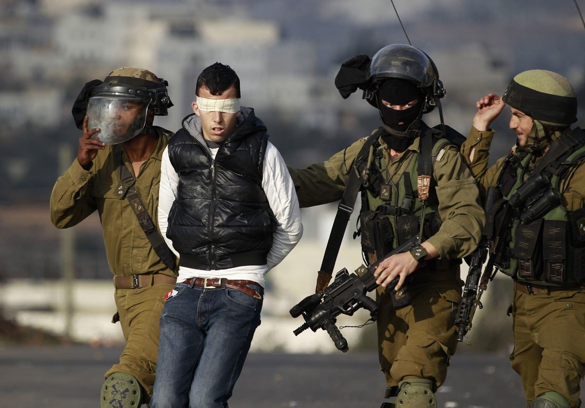 العدو الصهيوني يعتقل 14 فلسطينيا خلال حملة اعتقالات في مناطق متفرقة بالضفة