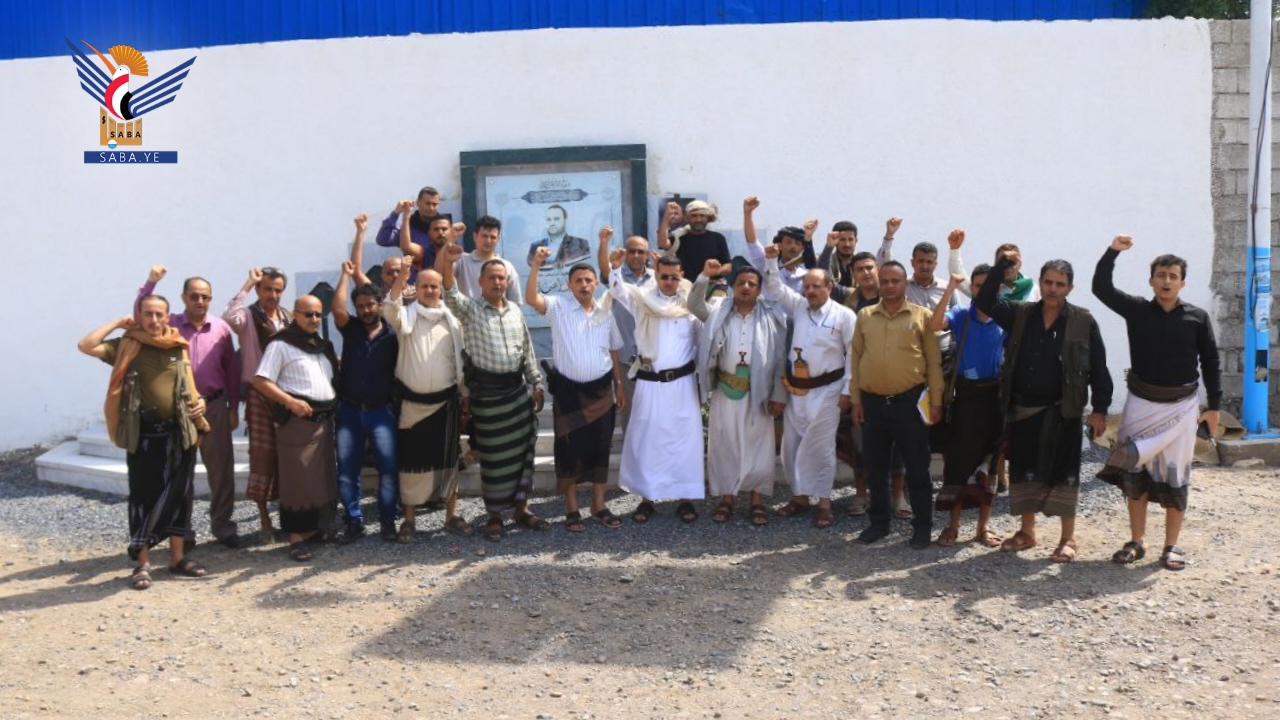 قيادة وموظفو ضرائب القات بالحديدة يزورون النصب التذكاري للشهيد الصماد