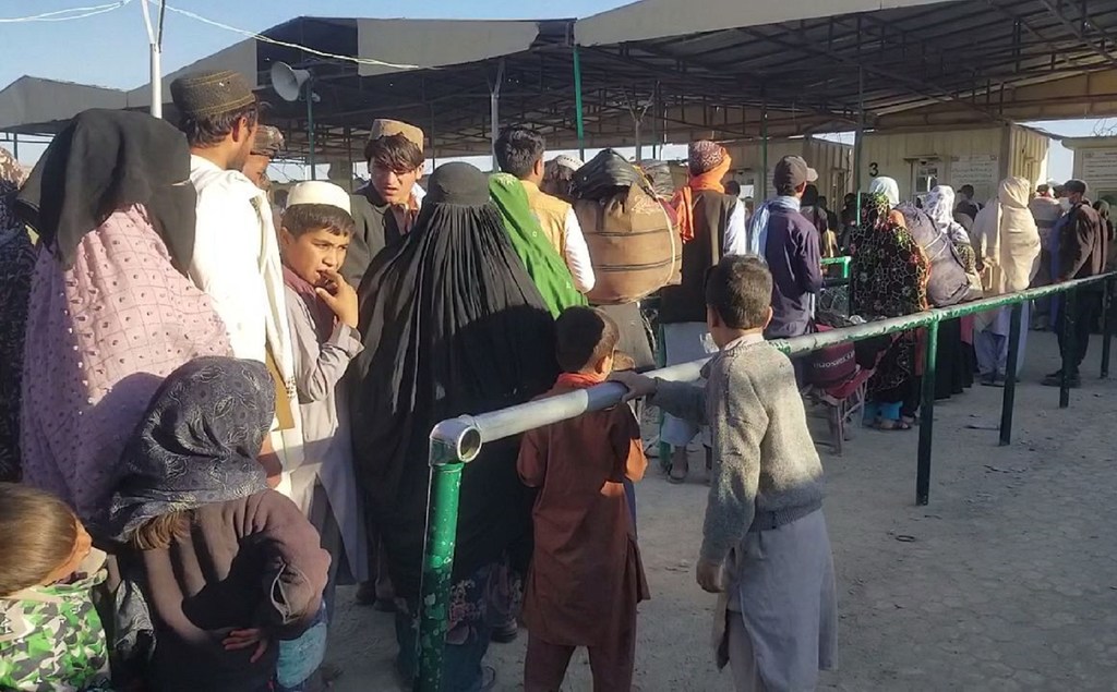 باكستان تسمح بعودة آلاف الأفغان العالقين عبر معبر "طورخم"